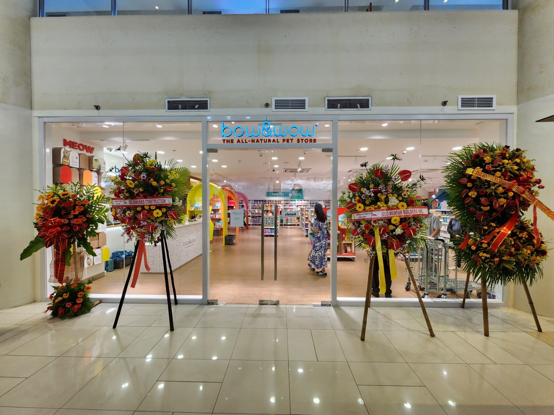 Bow&Wow storefront with opening floral displays.