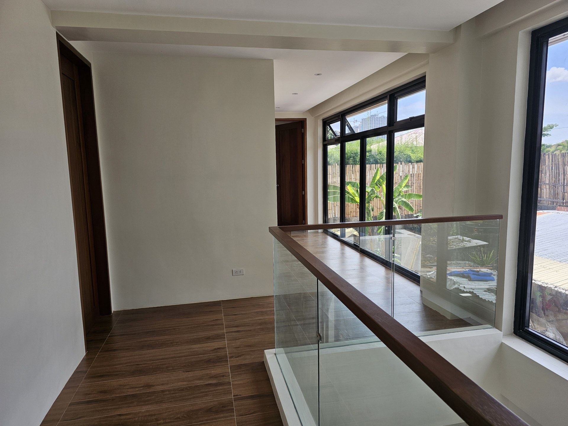 Upper-floor landing and glass balustrade.