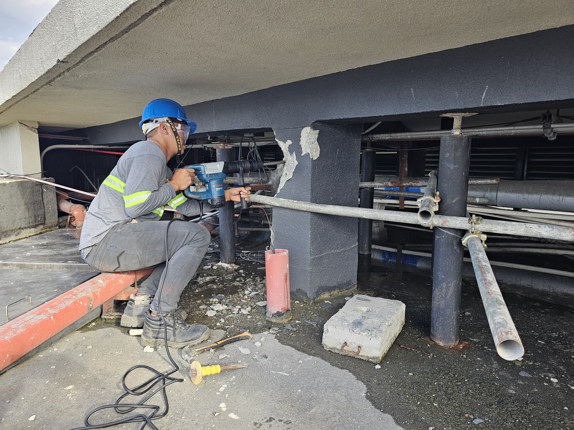 Preparation work at a bai Hotel roof column.