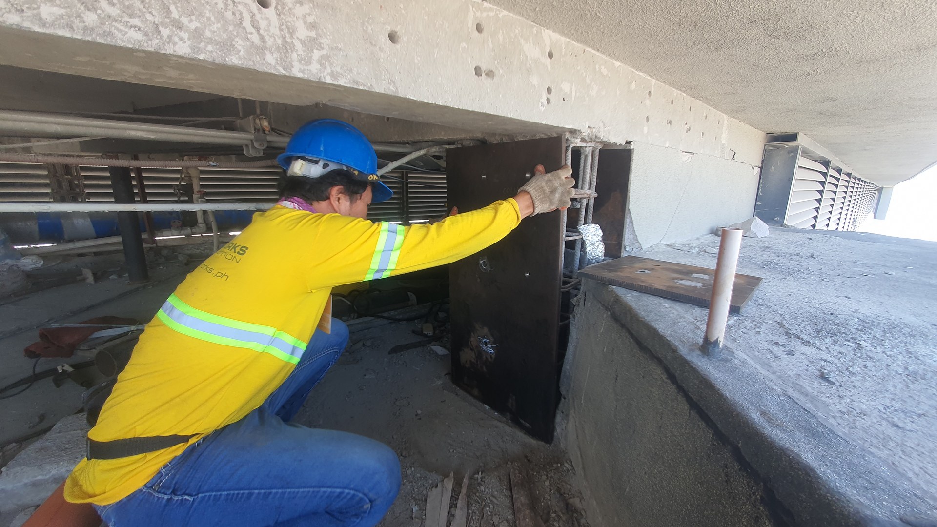 Steel plate installation at a bai Hotel roof column.