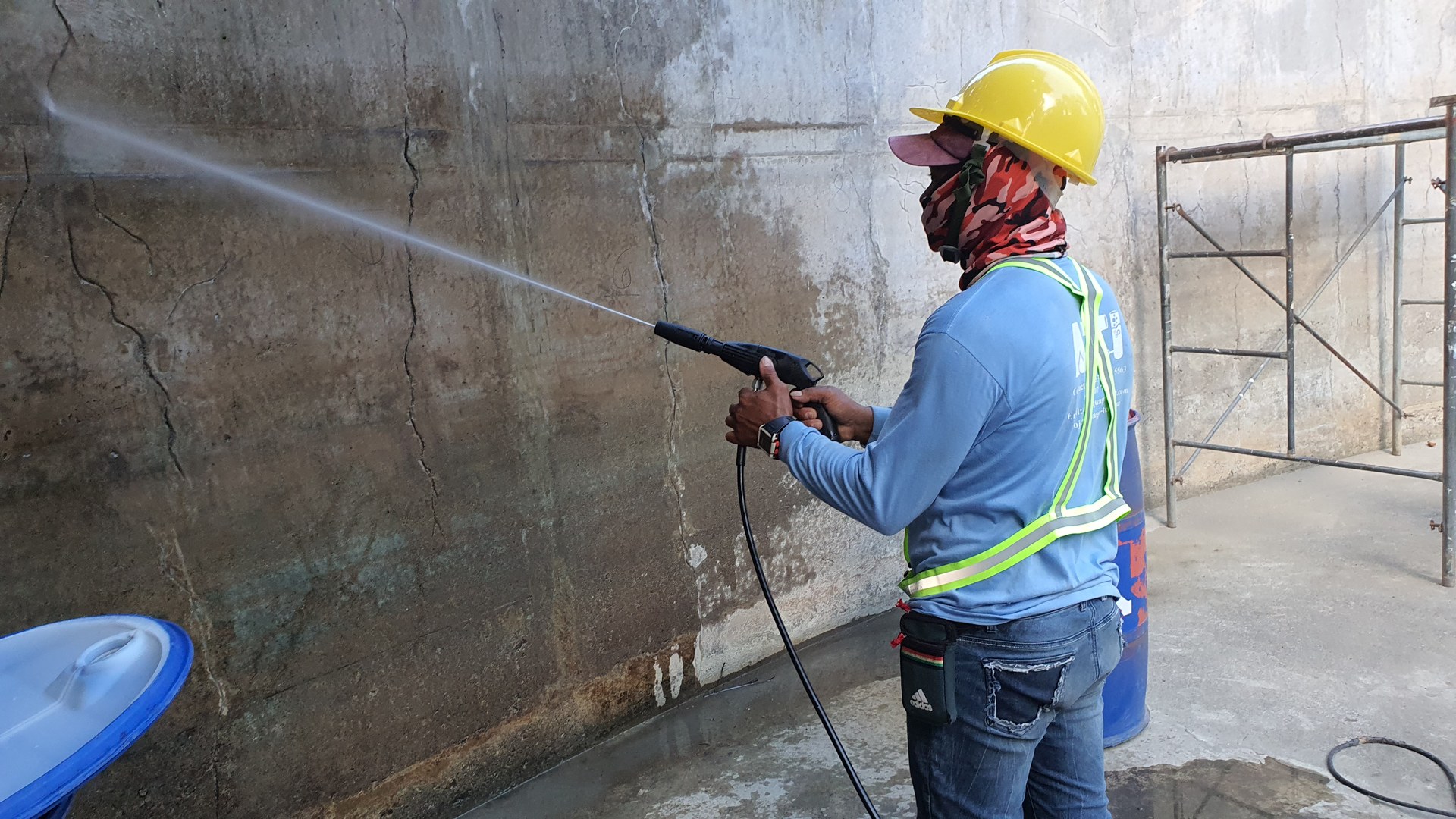 Pressure cleaning of a treatment-basin wall.